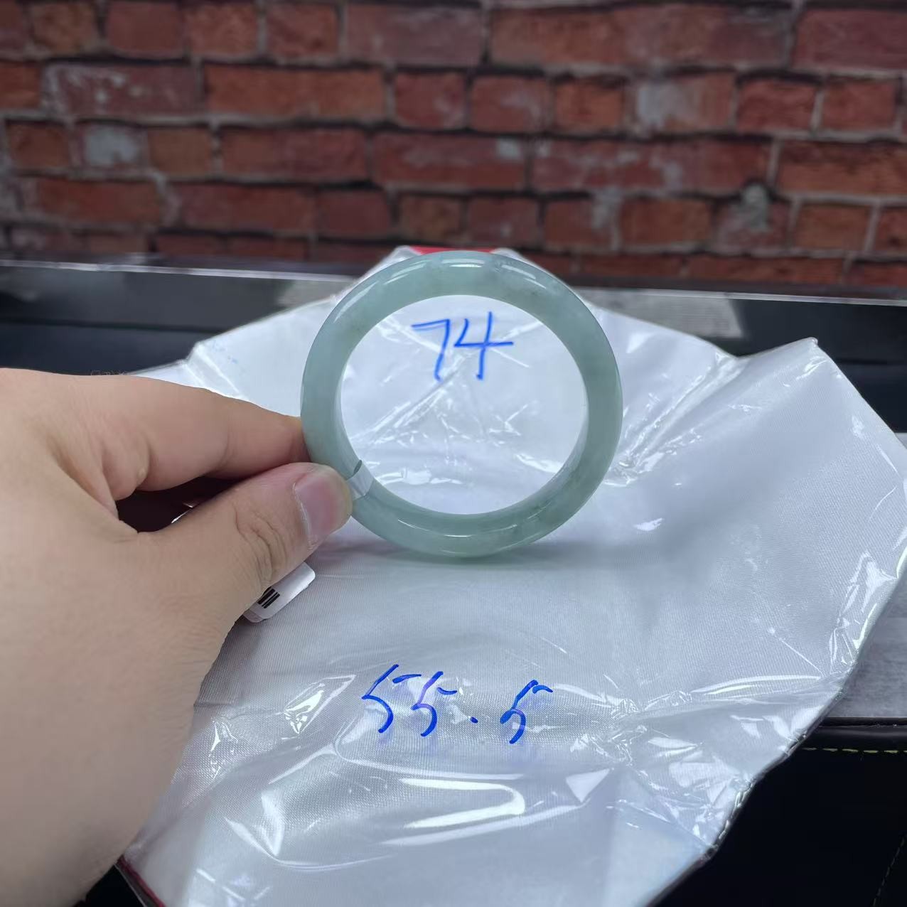 毛货手镯需精细抛光/74