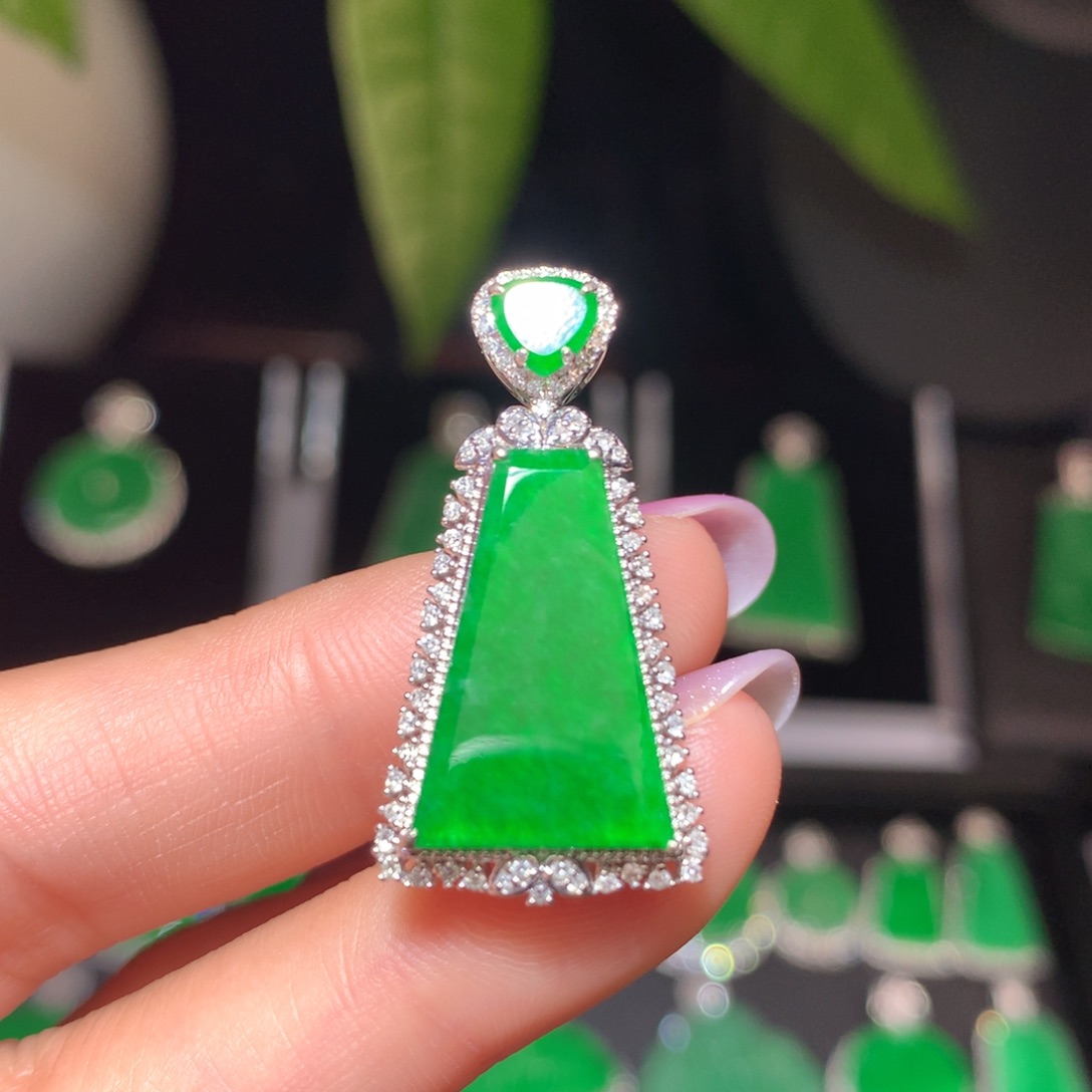 翡翠颈饰18K金镶嵌翡翠