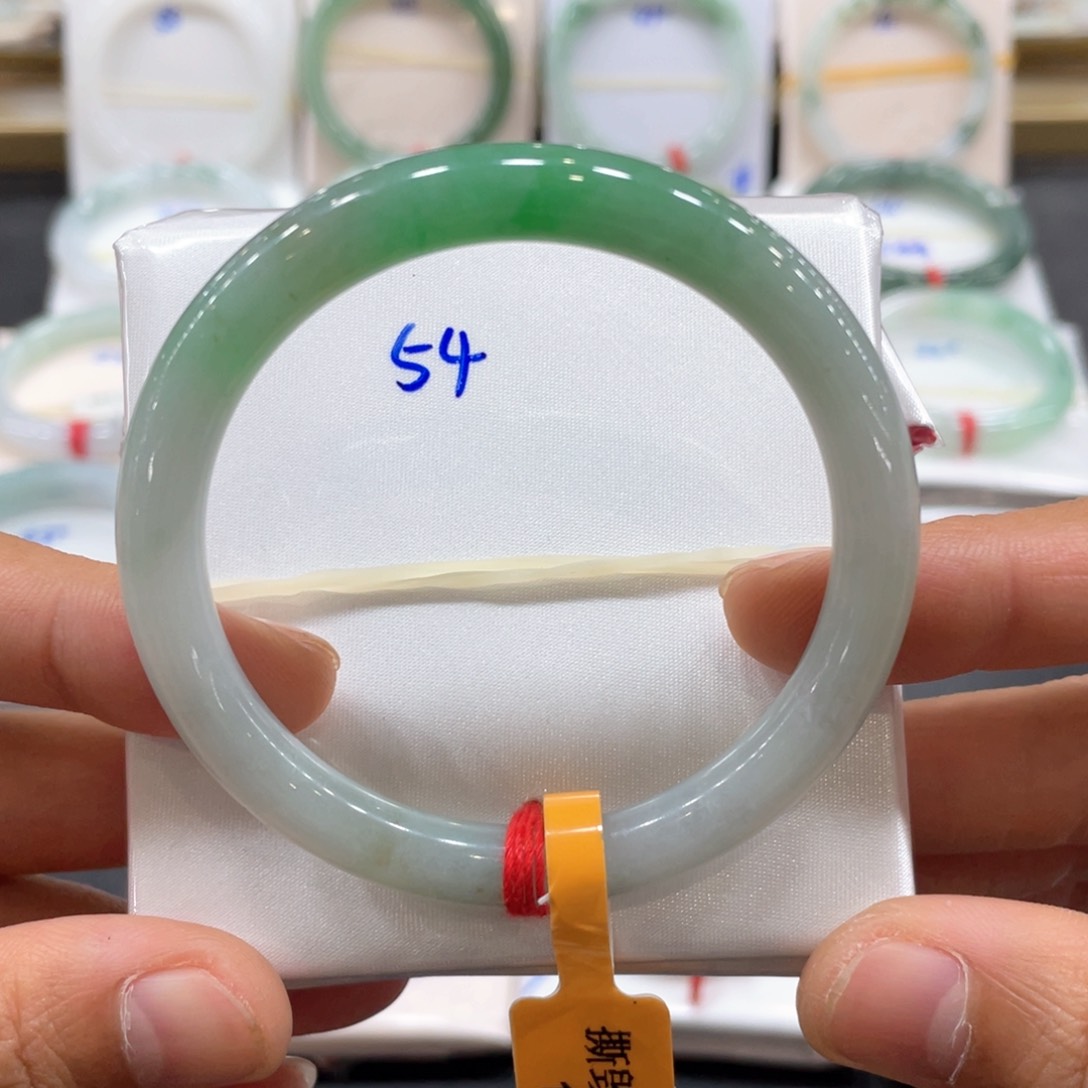 翡翠手镯未镶嵌翡翠手镯