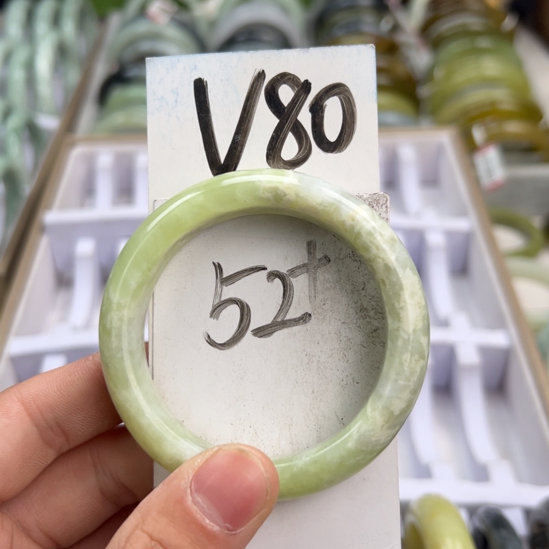岫玉手镯未镶嵌天然岫玉微瑕，可以正常佩戴