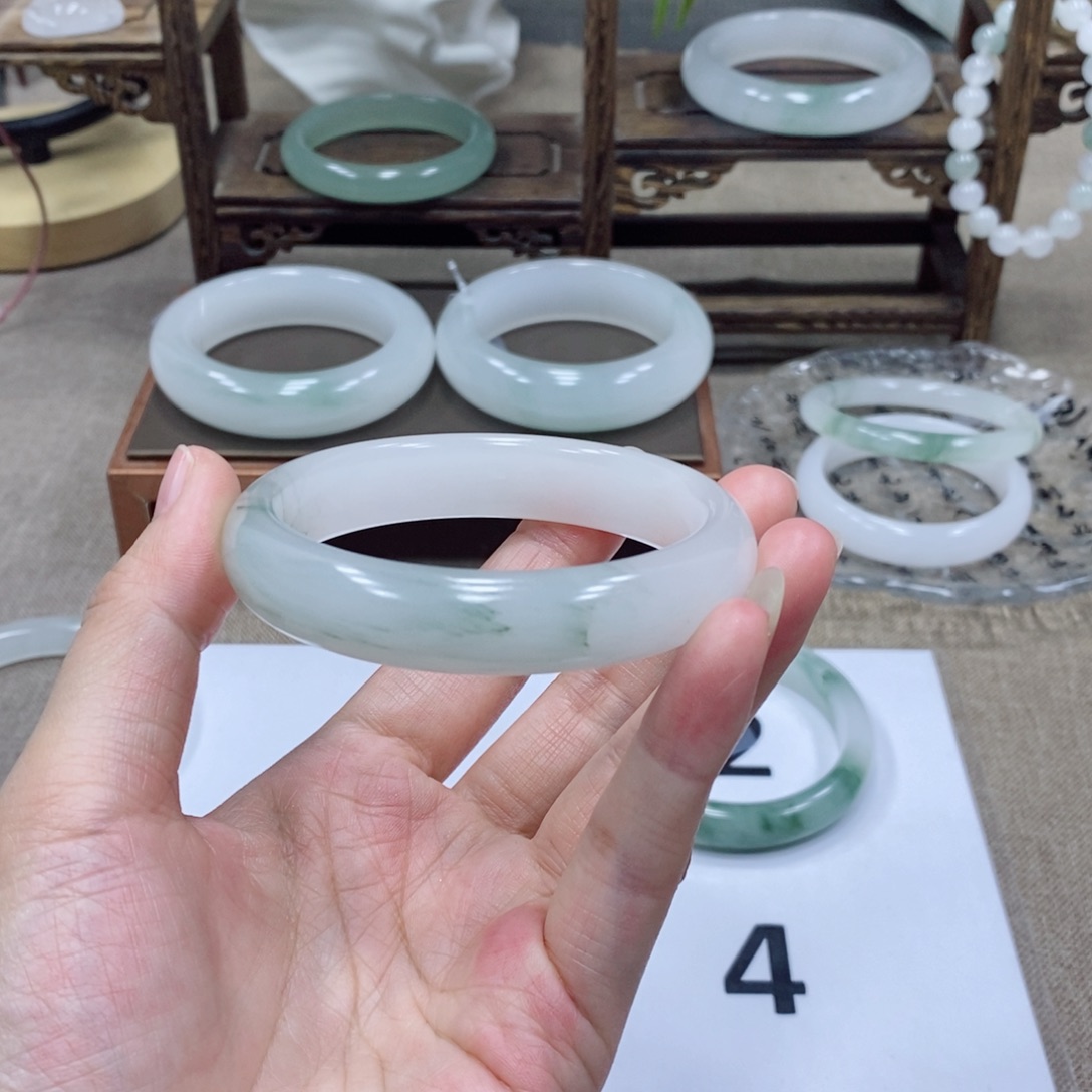 史***比石英岩玉未镶嵌手镯