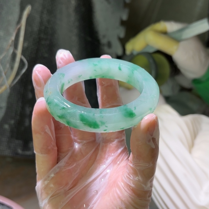 晚***风石英质玉（非洲翠）未镶嵌手镯定制