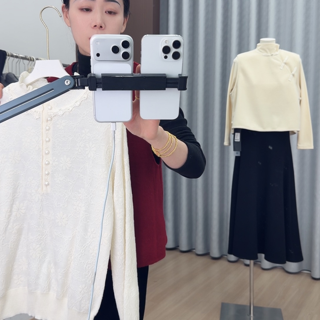 l***i52107浅色毛衫珍珠扣