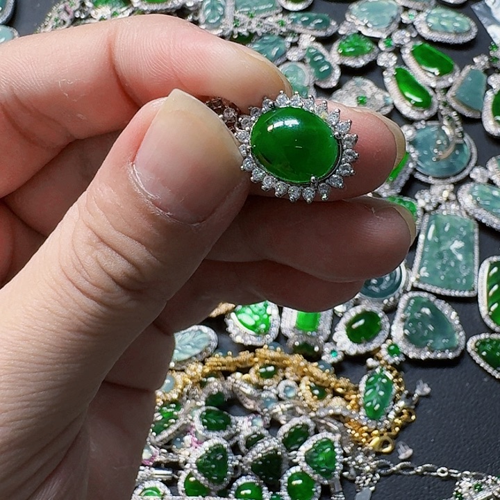 翡翠颈饰未镶嵌天然A货翡翠放漏