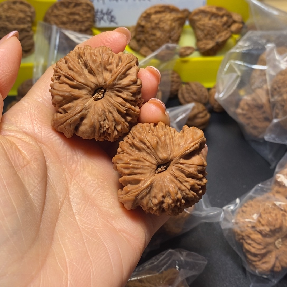 初***心核桃文玩核桃南疆有黄有色差01