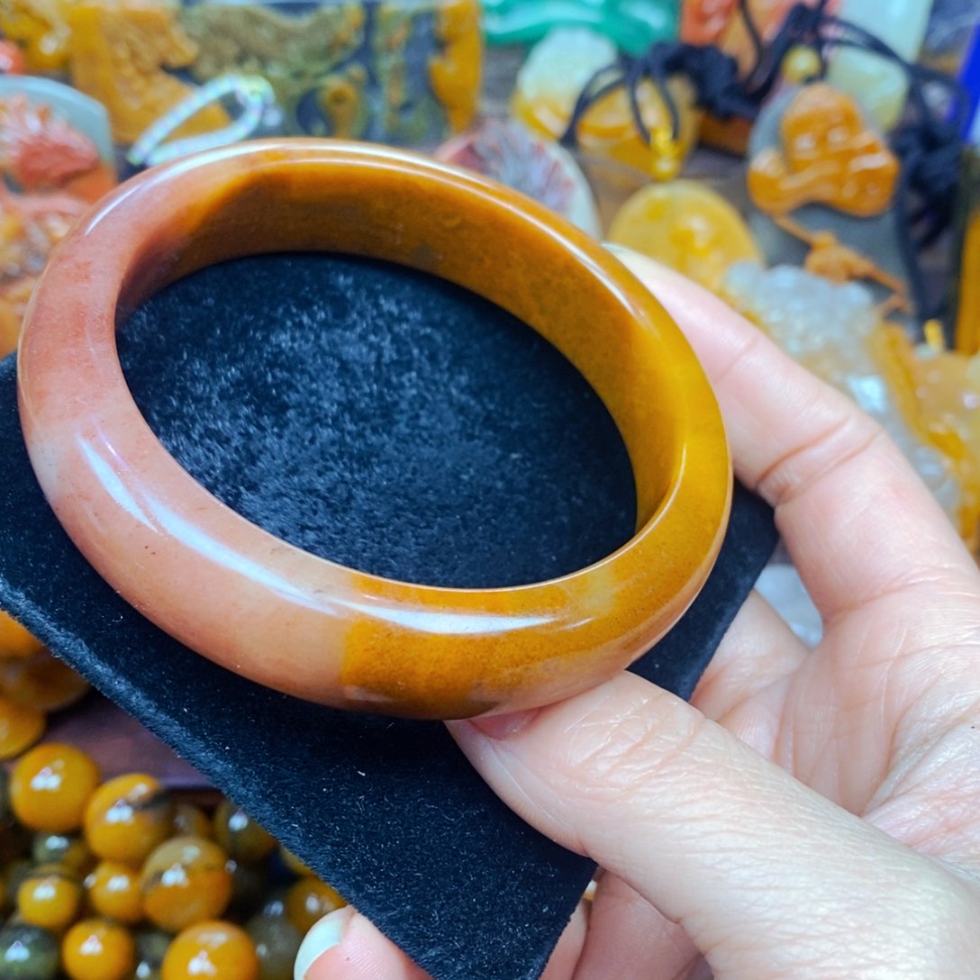 未镶嵌石英质玉（黄龙玉）颈饰