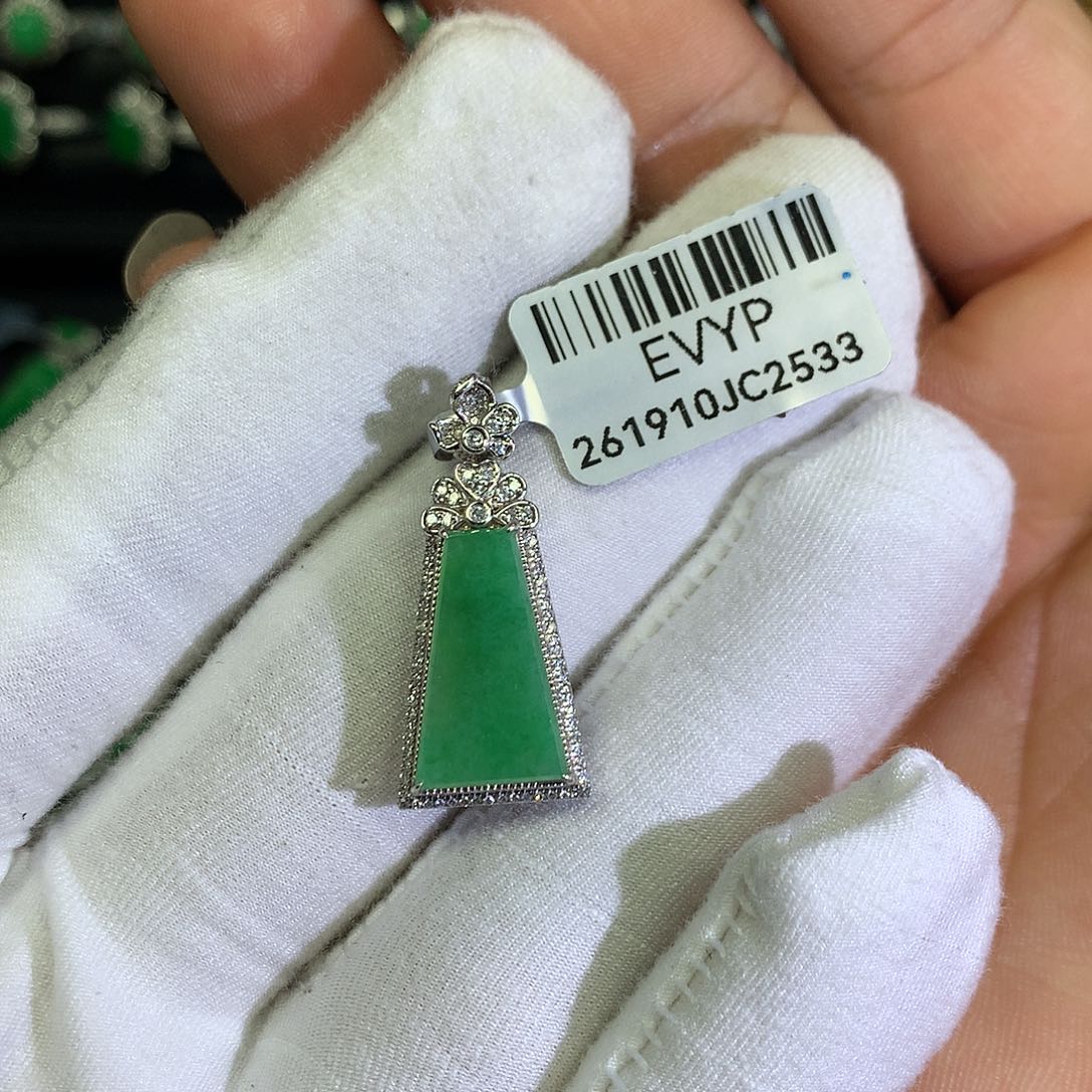 翡翠18K金镶嵌颈饰吉**翠一