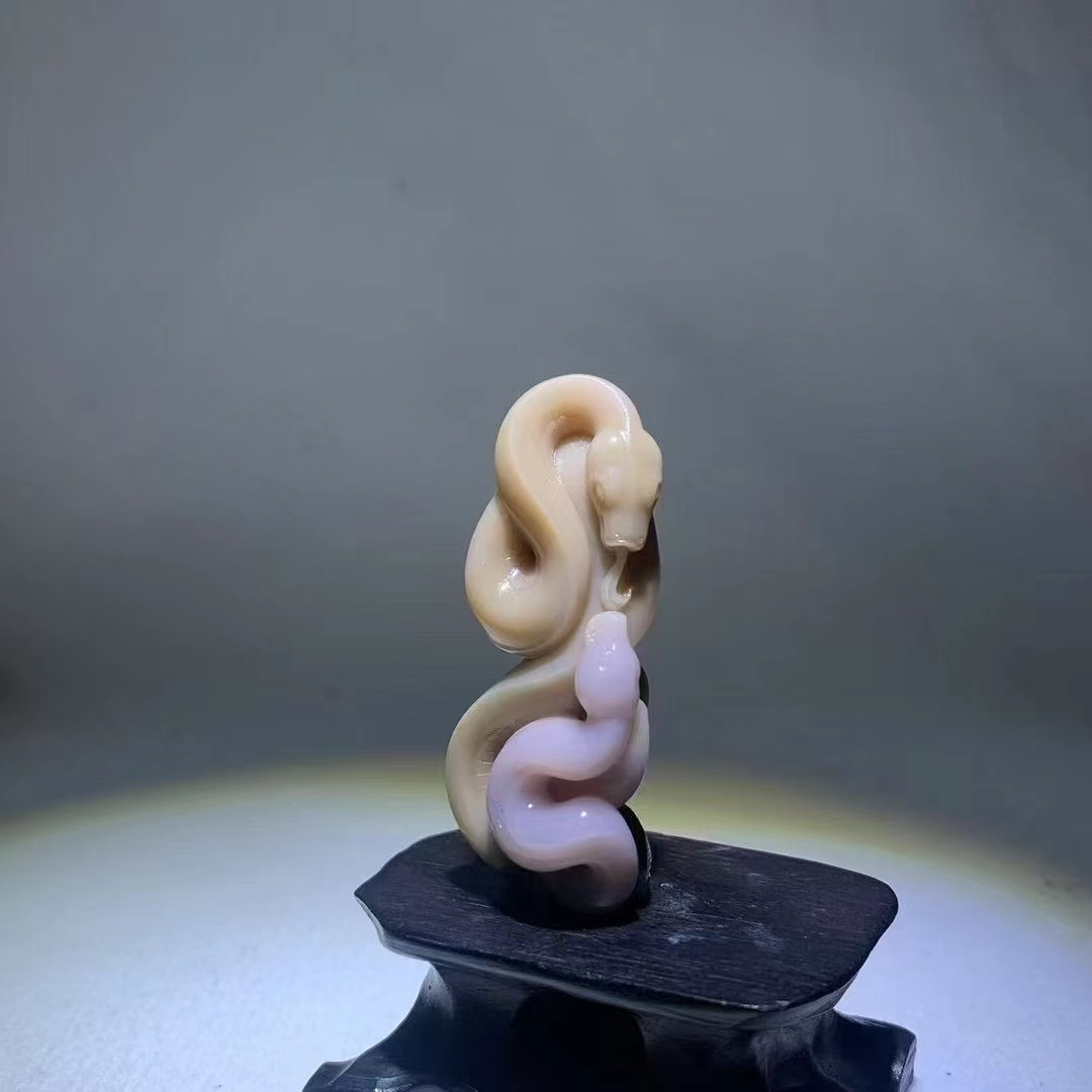 桃花和田玉双色蛇摆件