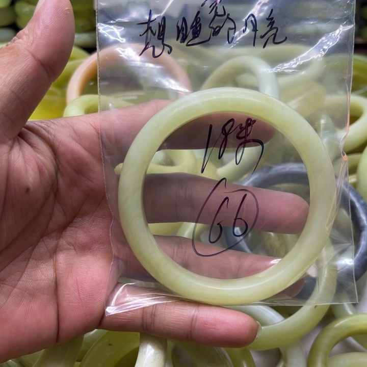 想***亮蛇纹石玉未镶嵌手镯1