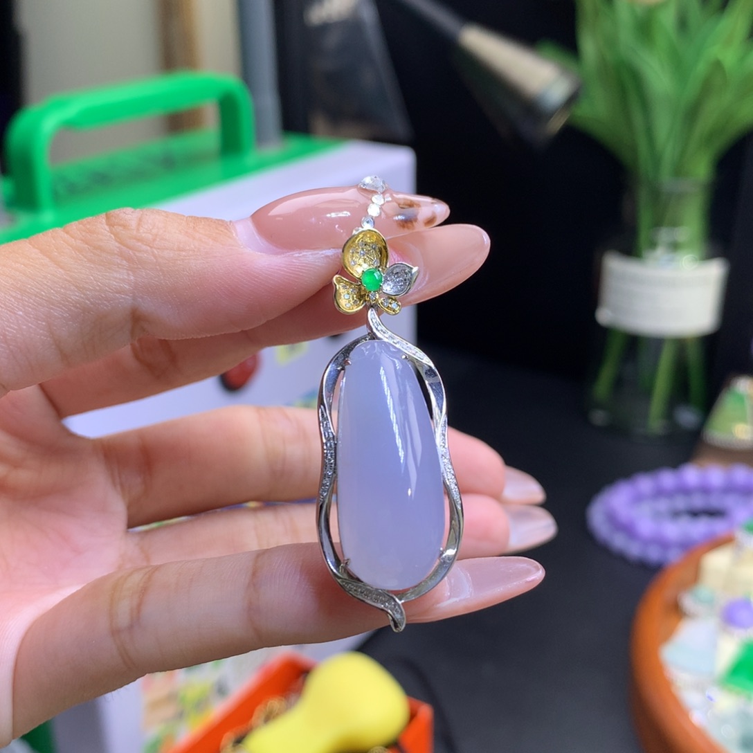 翡翠18K金镶嵌颈饰