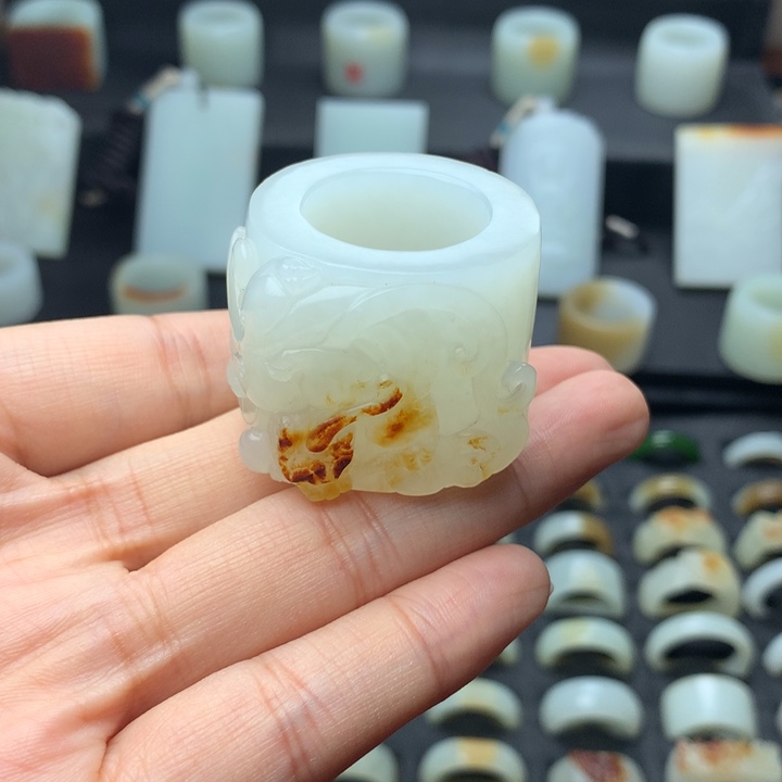 和田玉未镶嵌颈饰晨***跑