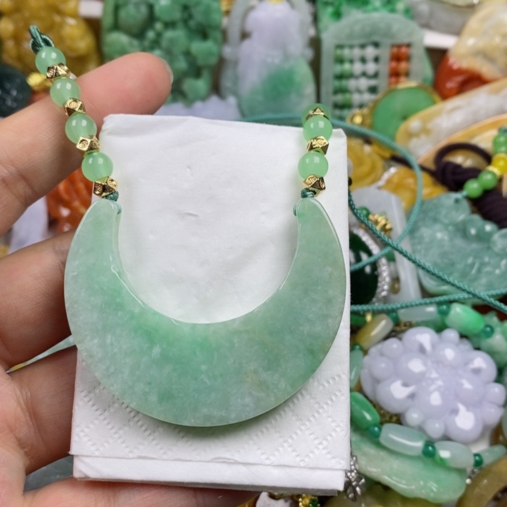 翡翠吊坠(赠链)未镶嵌