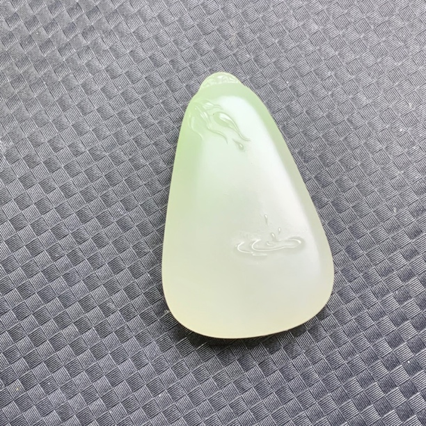 和田玉翠青水滴吊坠