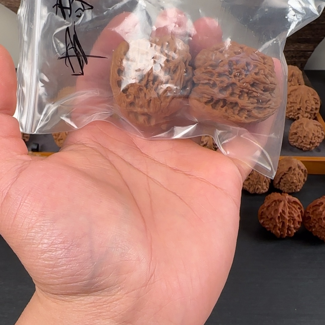 柿****桃核吊坠全品南疆石靓仔代打底