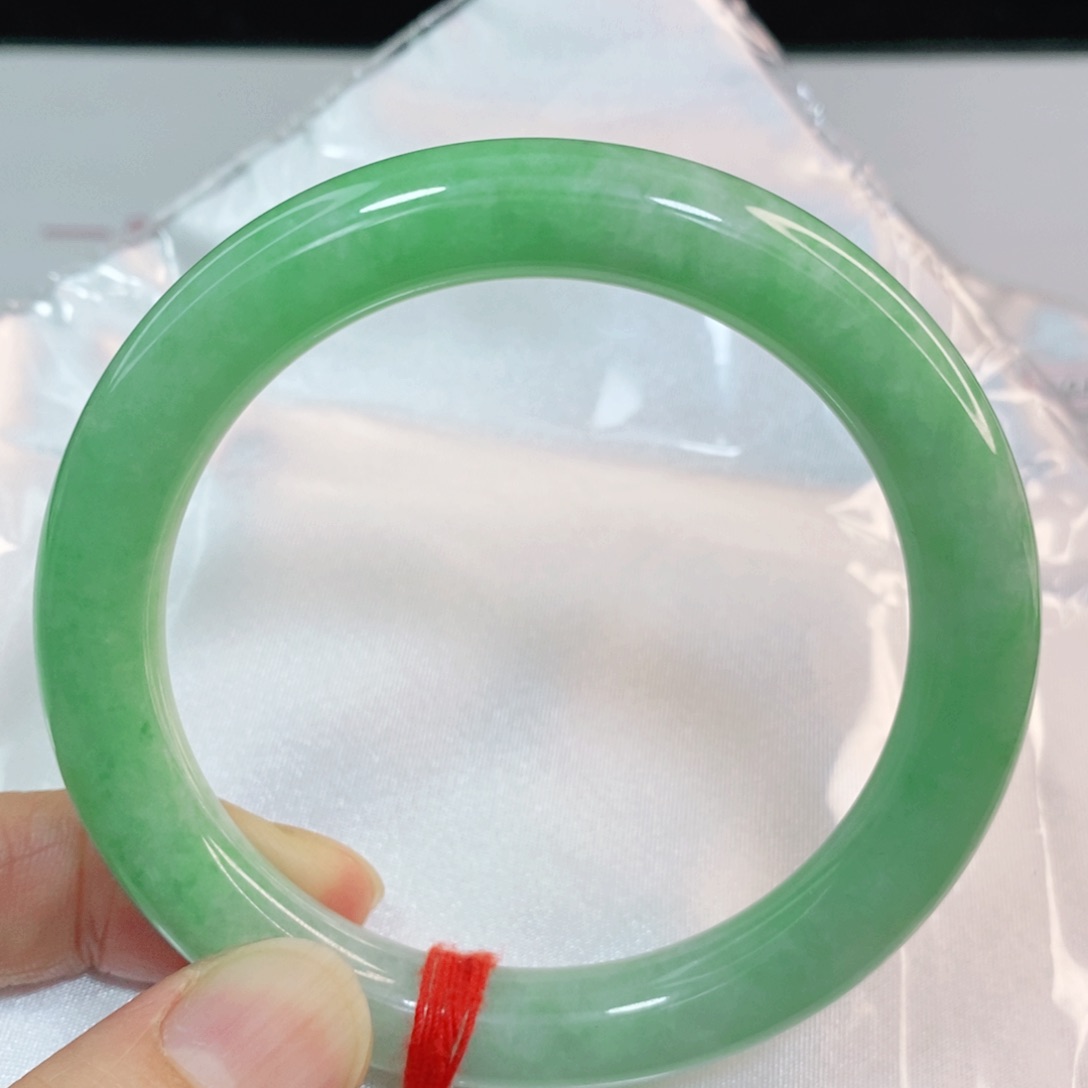 翡翠手镯未镶嵌多**界56圈口圆条