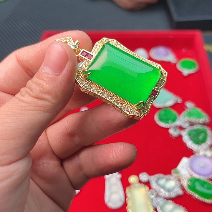 翡翠颈饰未镶嵌啊啊