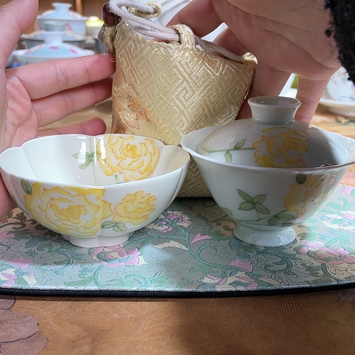 【闪购商品】瓷片玫瑰花的故事盖碗+杯+小包