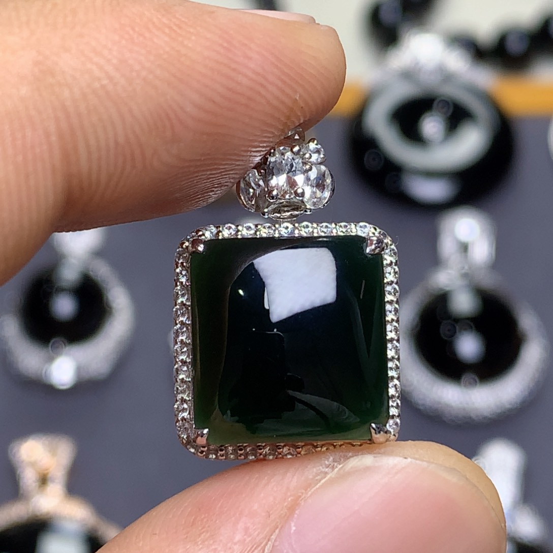 颈饰18K金镶嵌翡翠墨翠吊坠