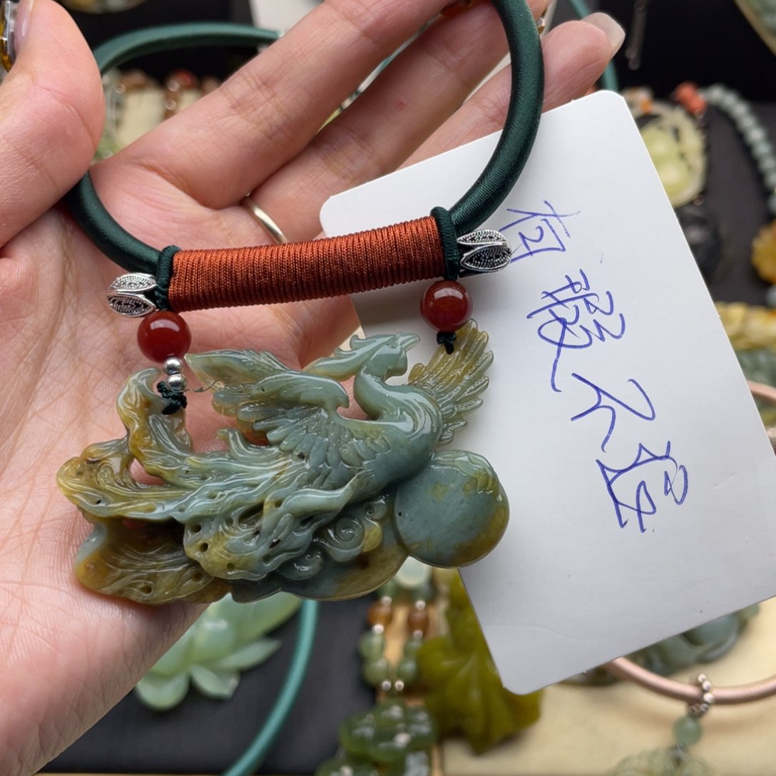 蛇纹石玉颈饰未镶嵌