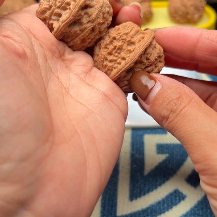 吊坠桃核文玩雪麒麟