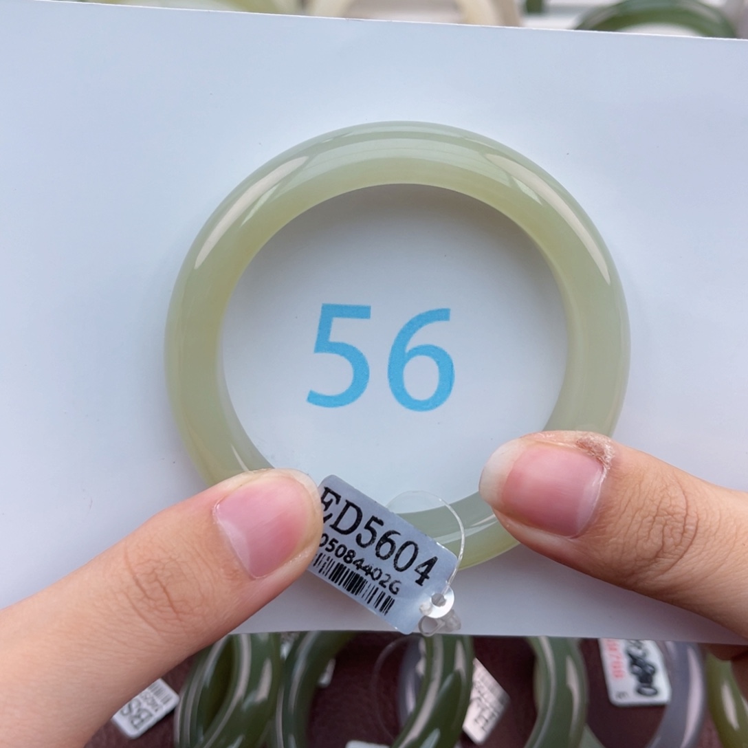 和田玉手镯未镶嵌在****）