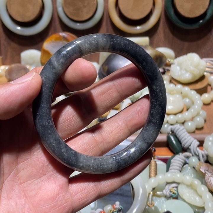 玥***和田玉（糖玉）未镶嵌手镯