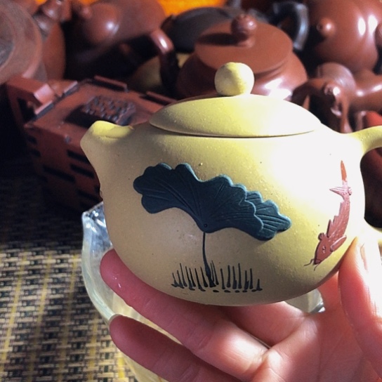 紫砂茶壶原矿泥料手工制作的紫砂壶。