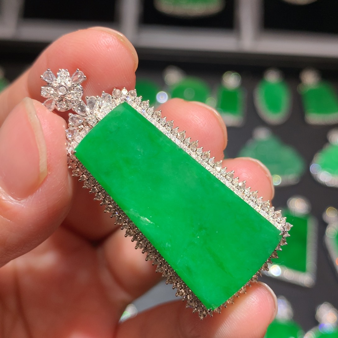 翡翠颈饰18K金镶嵌翡翠