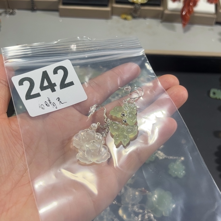 蛇纹石玉耳饰未镶嵌白**.