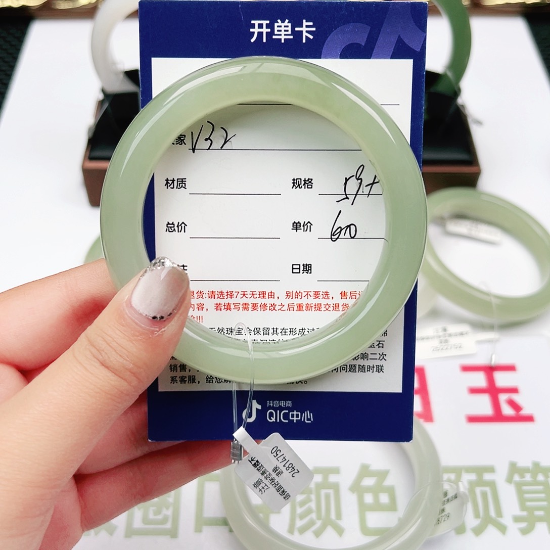 和田玉手镯未镶嵌一****）