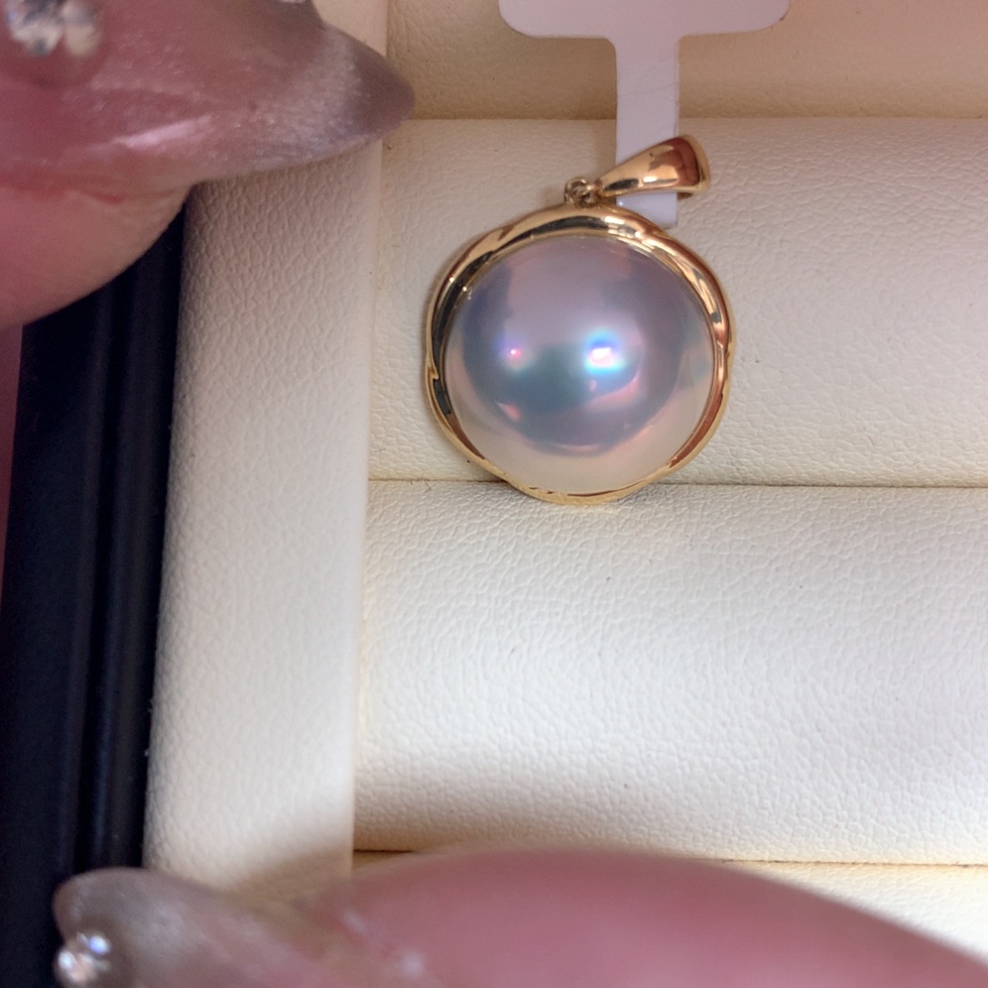 拼合珍珠（马贝珠）颈饰18K金镶嵌