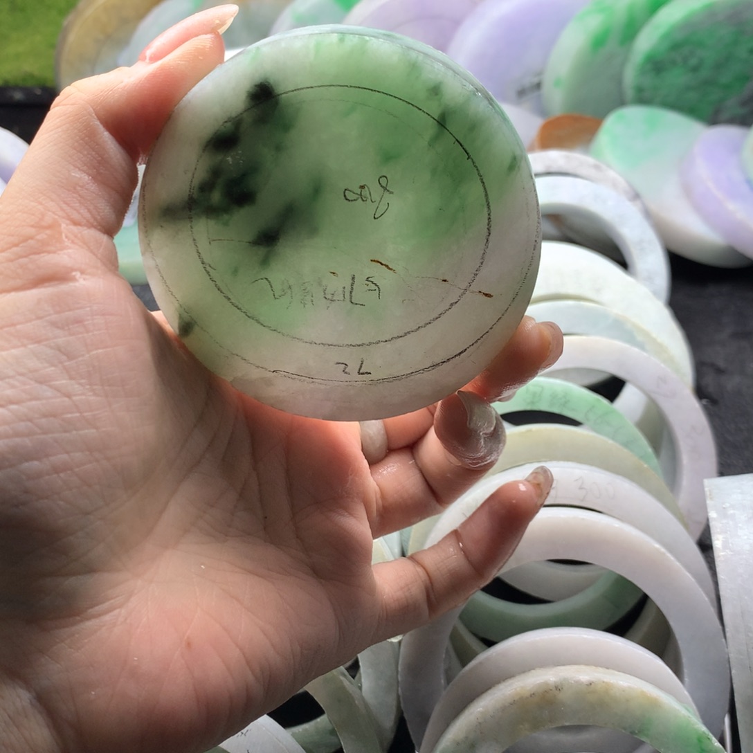 定制翡翠。未镶嵌