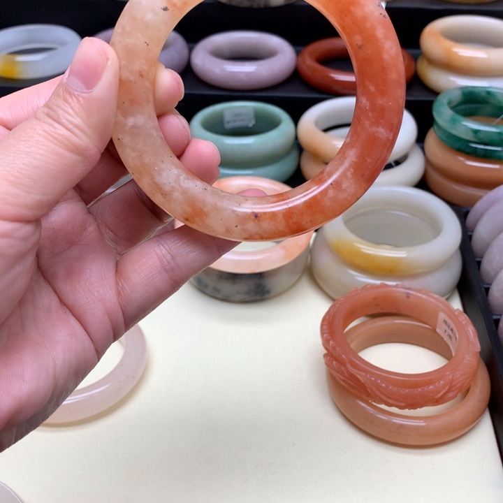 石英质玉手镯未镶嵌奶****?