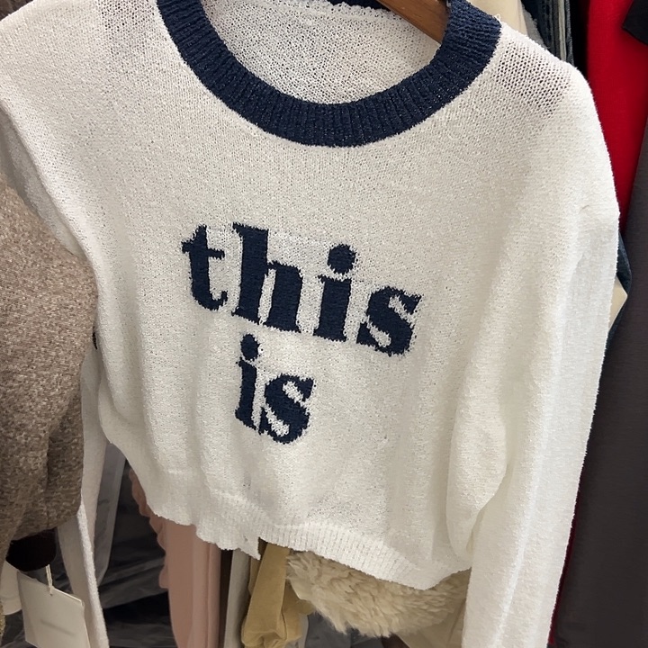 轻微瑕疵- 白色短款字母针织衫