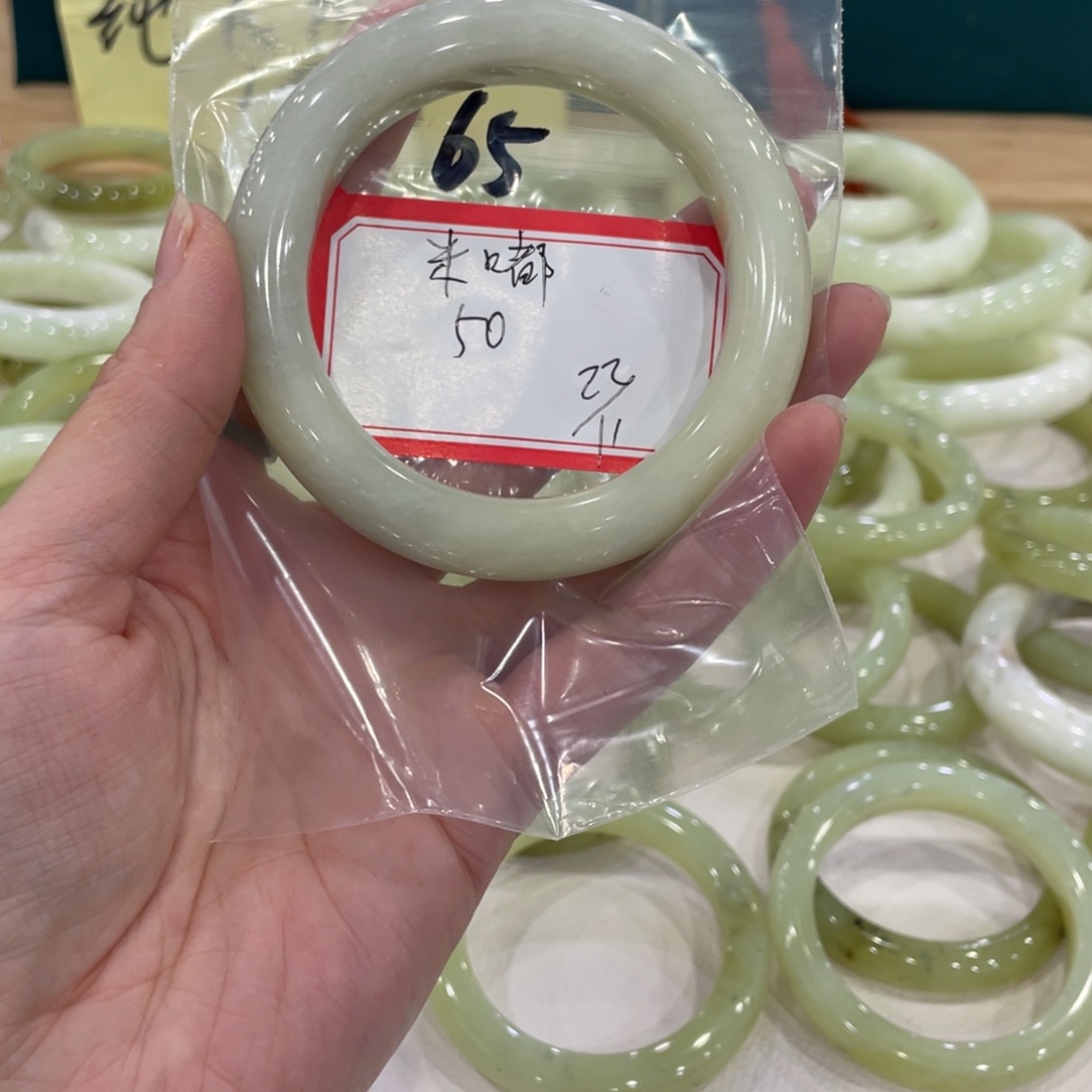 米***嘟蛇纹石玉未镶嵌手镯