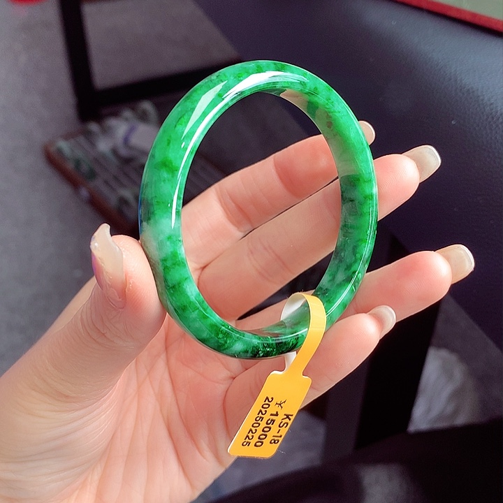 翡翠手镯未镶嵌翡翠