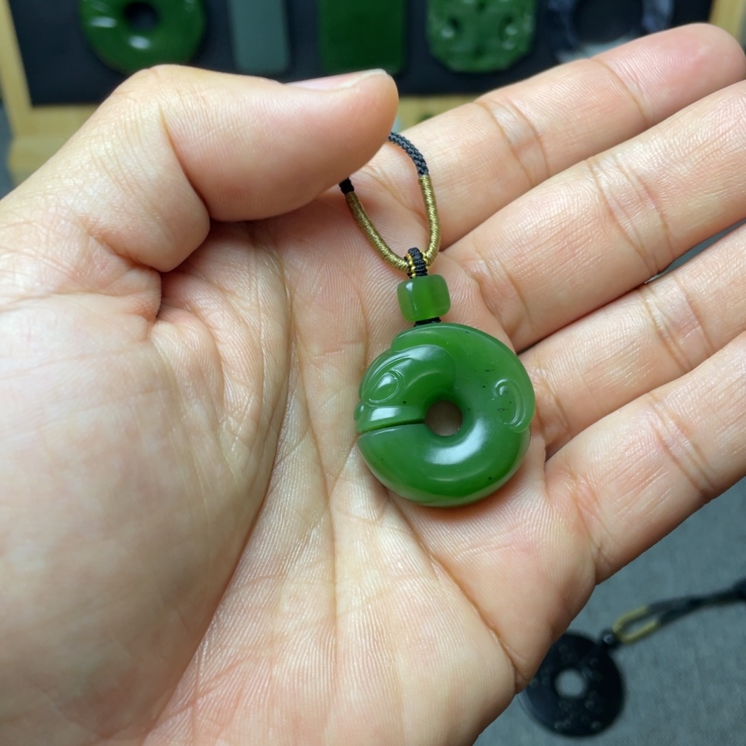 天***角和田玉未镶嵌颈饰