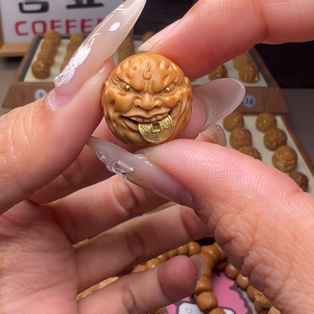 文玩核桃把件镶嵌款见钱眼开18左右尺寸有正常封口线