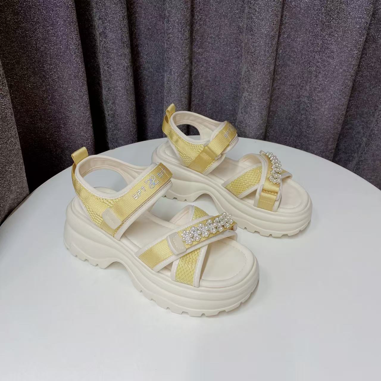 C7564 黄色  时尚厚底轻便2025新款休闲露趾女凉鞋