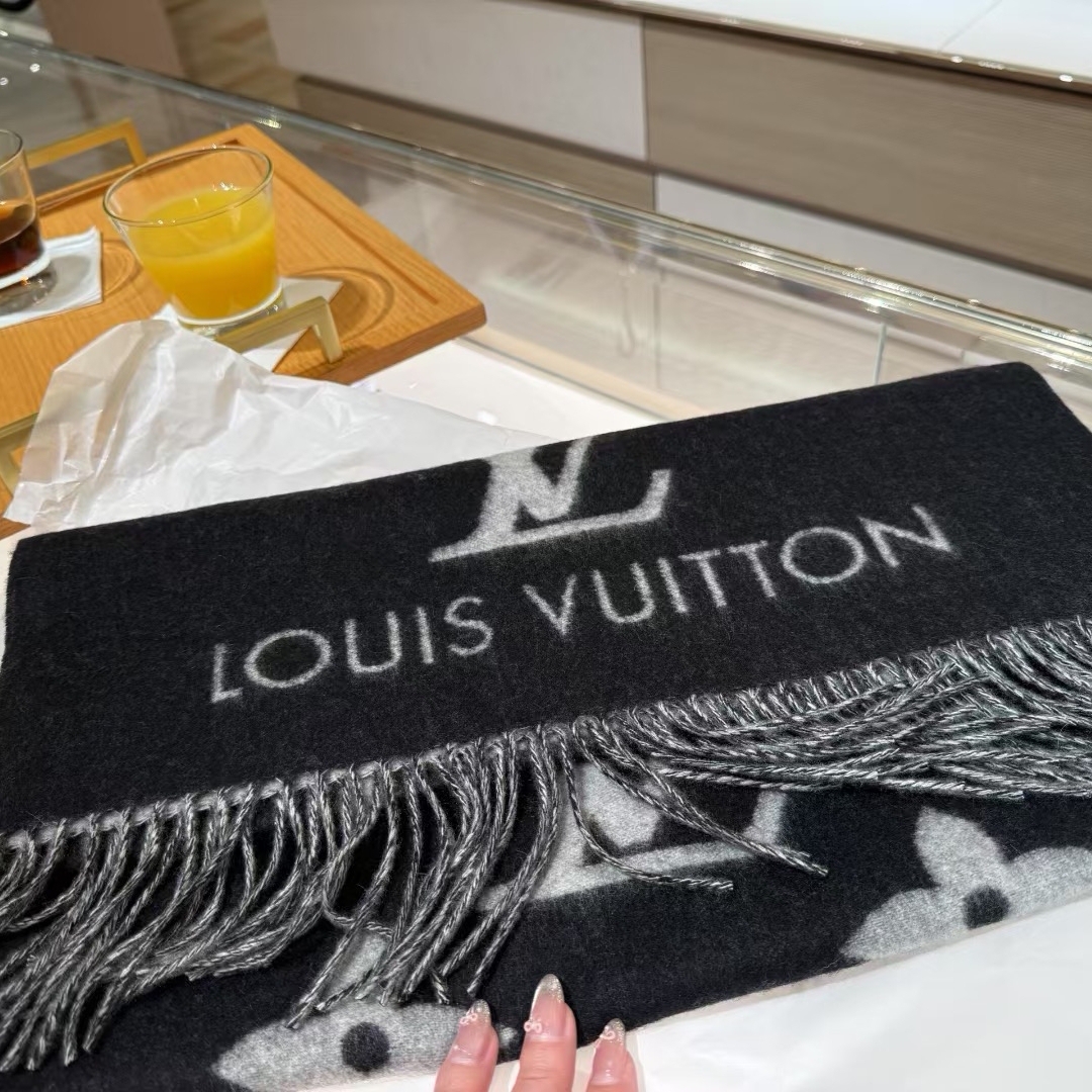 未使用 LouisVuitton/路易威登 路易威登Lv经典黑灰羊绒双面围巾