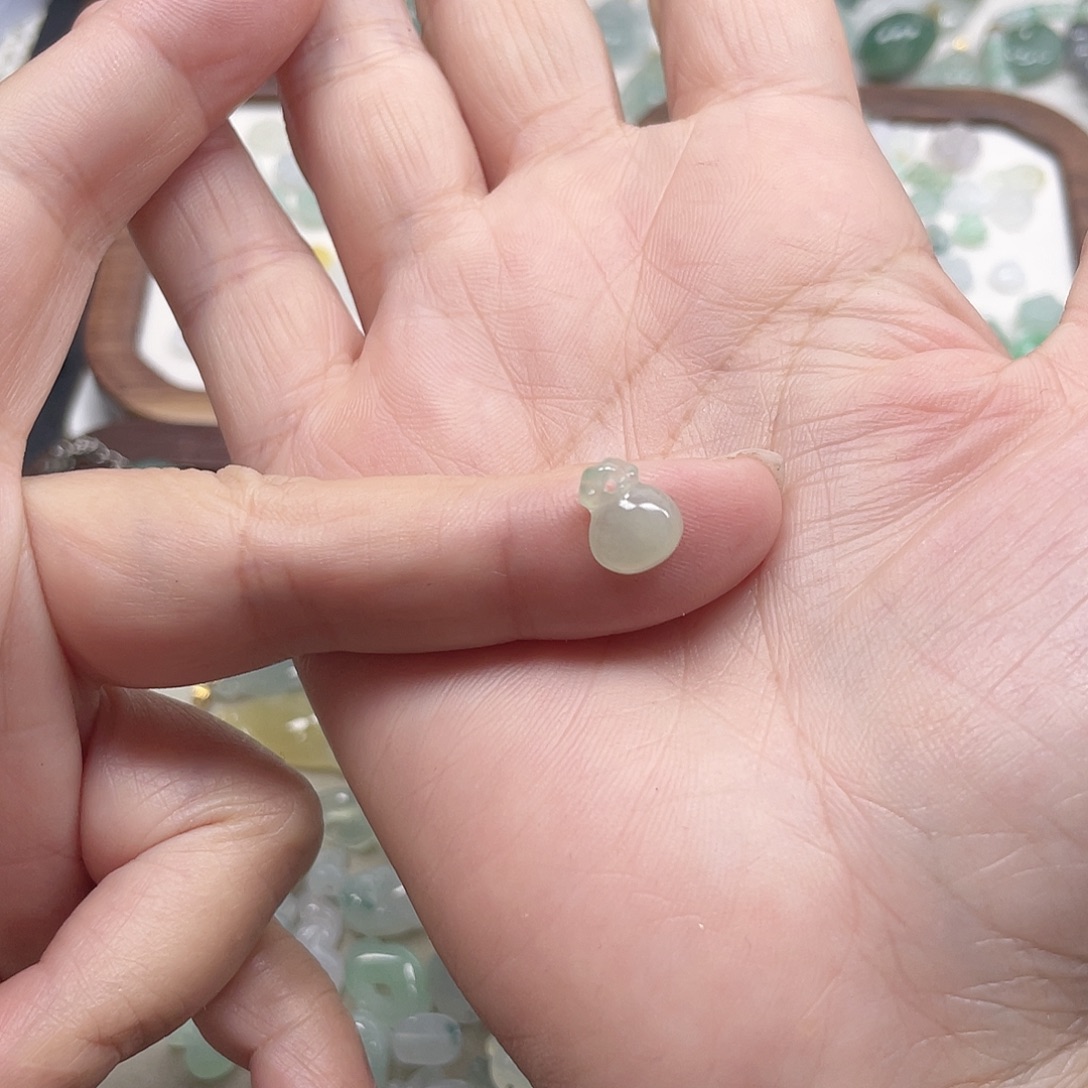 远***雪翡翠未镶嵌颈饰钱袋子