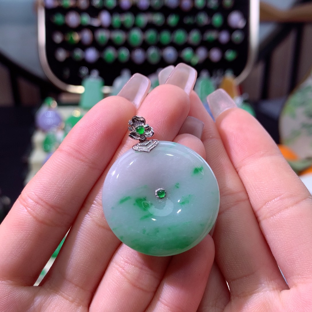 翡翠颈饰18K金镶嵌翡翠