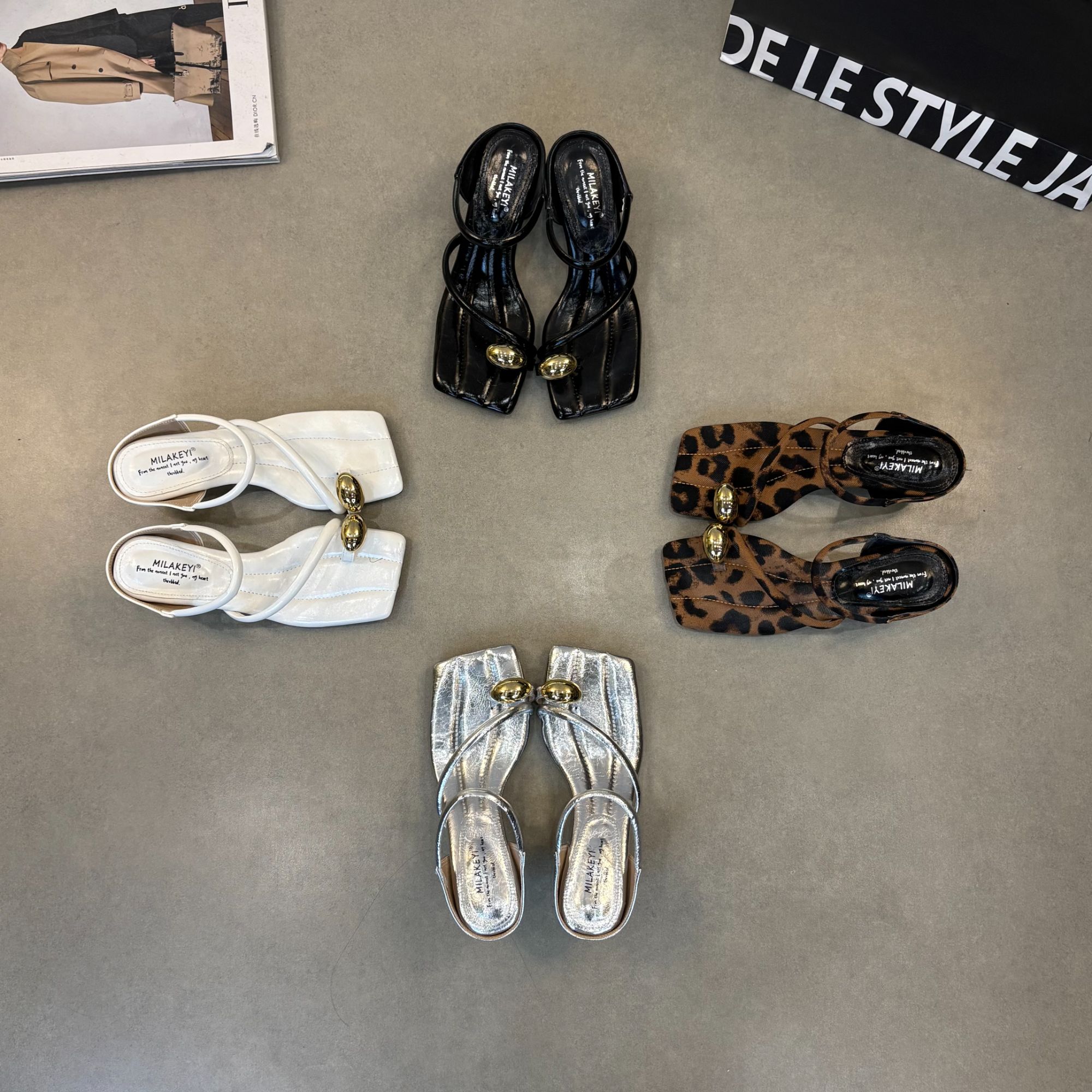 2025年夏季新款爆款套趾金属装饰方头加软时尚百搭猫跟凉拖高跟鞋