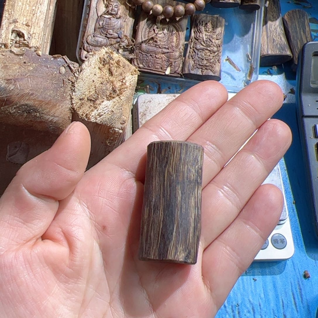 沉香吊坠白棋虫漏素牌6.6克