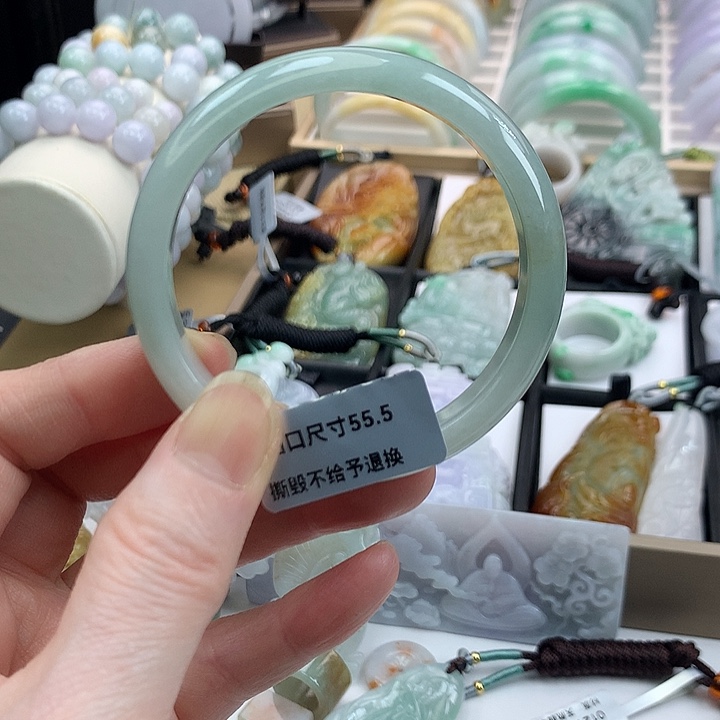 翡翠手镯未镶嵌吊坠