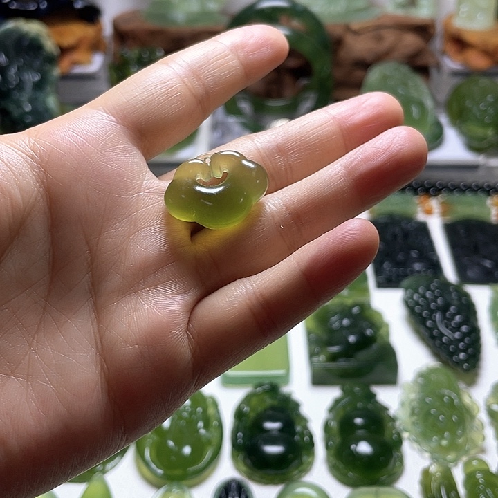 蛇纹石玉未镶嵌颈饰