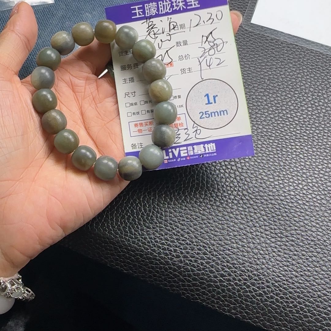 ****羡和田玉未镶嵌颈饰