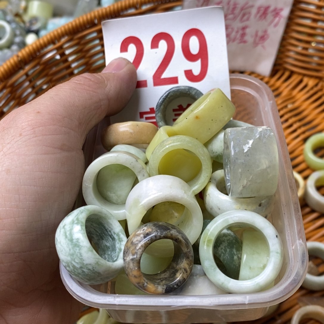 蛇纹石玉挂坠未镶嵌