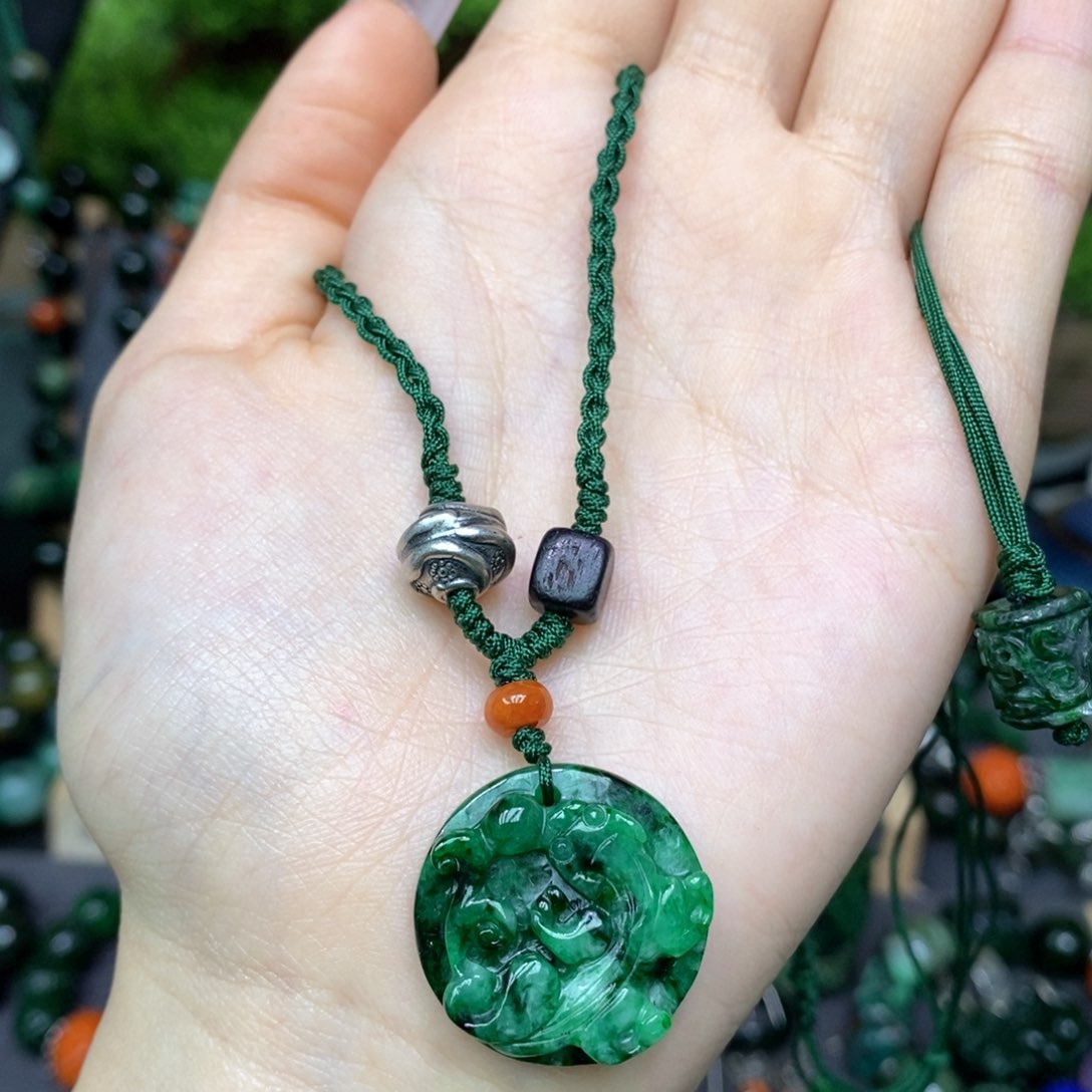 翡翠颈饰未镶嵌漂亮美眉