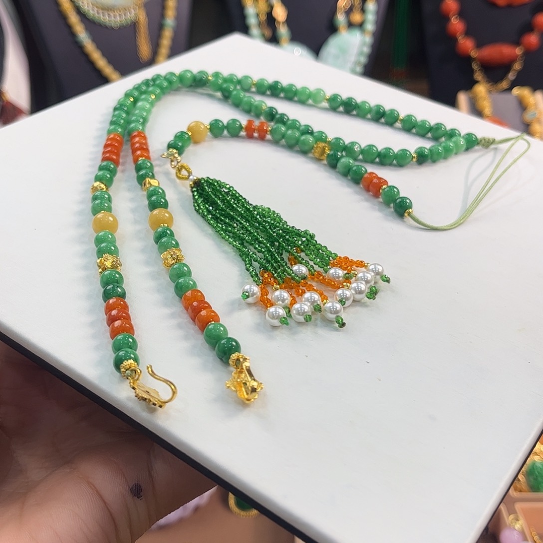 翡翠未镶嵌颈饰炸